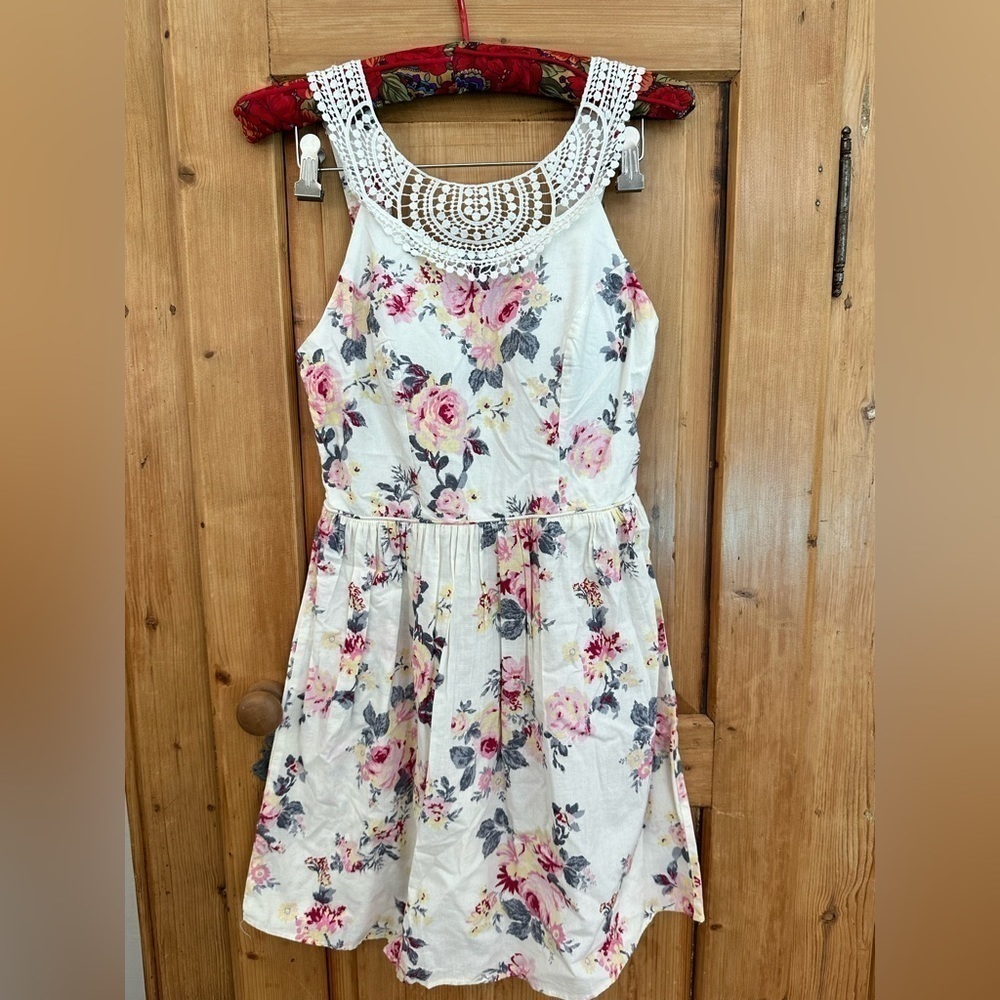 No Boundaries Summer Dress with Crocheted Neck Accent No Boundaries Size 3-5